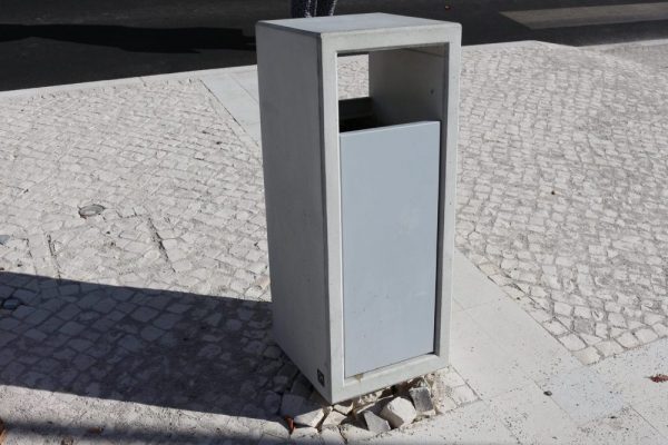 JF Samouco: caixote do lixo vandalizado